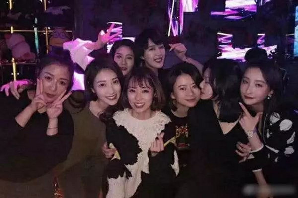 缩略图 | 出轨风波后，张丹峰宣布经纪人毕滢辞职