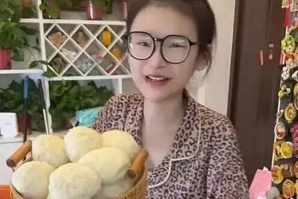 缩略图 | 24岁百万吃播网红“干饭莹莹”去世，一场直播曾吃六七十个皮蛋