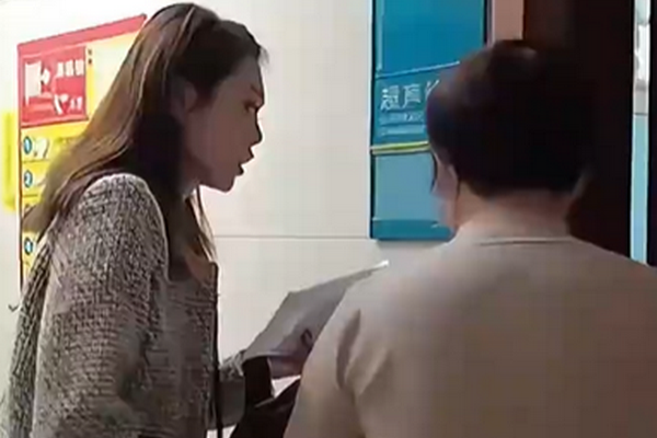 缩略图 | 27岁的她当“陪诊师”，月入10万元