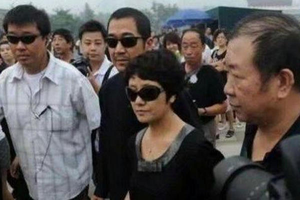 缩略图 | 邓超参加葬礼，张国立指着邓超大喊：滚出去！