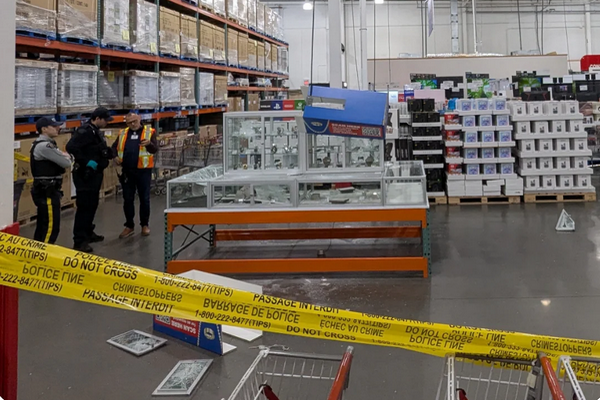 缩略图 | 加拿大一Costco突发“打砸抢”！珠宝柜被砸碎一地，现场封锁！