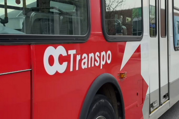 缩略图 | 渥太华一辆公交车与一辆汽车相撞，所幸无人受伤！