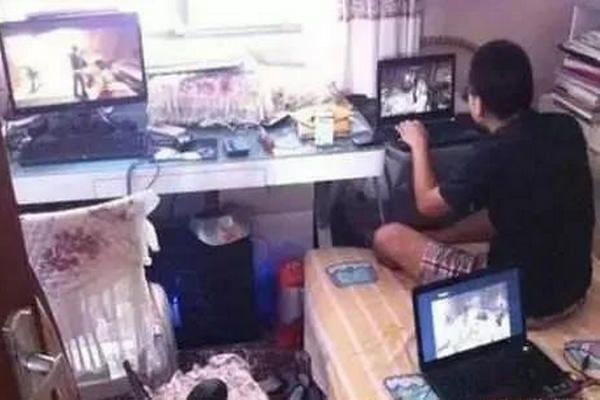 缩略图 | 留学2年败光200万 他弃学成"巨婴"：吃饭要喂