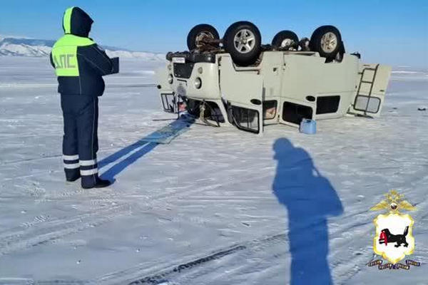缩略图 | 俄罗斯贝加尔湖冰面发生翻车事故，致中国籍游客1死4伤！
