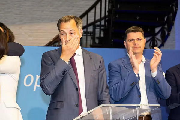 缩略图 | 大选失利，比利时首相德克罗宣布辞职，一度哽咽拭泪！
