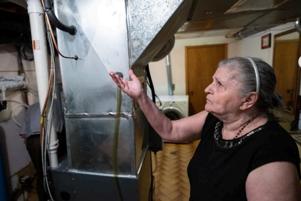 缩略图 | 加拿大上百名老人签个字竟变贷款？背后黑手还是正规公司！