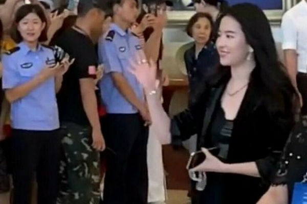 缩略图 | 刘亦菲胖成大妈，大饼脸双下巴虎背熊腰，被路人秒杀？