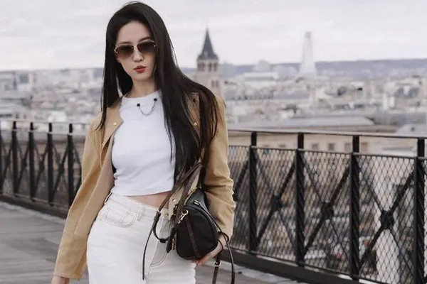 缩略图 | 刘亦菲晒美图，带墨镜漫步自由随性！