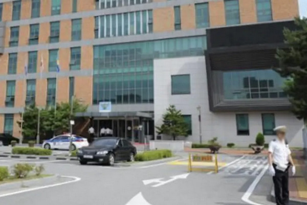 缩略图 | 女子街头裸身游荡，牵出“弑母案”！自称刺死80多岁母亲，“她让我过得很艰难”！