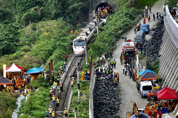 缩略图 | 台湾火车出轨，造成至少50人死亡，156人受伤！