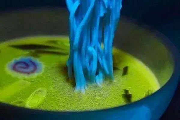 缩略图 | 美国人发明夜光拉面：一碗500元，还能一夜售罄！