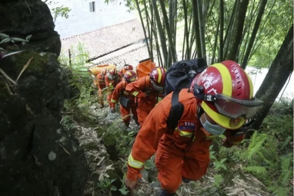 缩略图 | 危险！3名大学生进山考察，不慎坠入天坑……