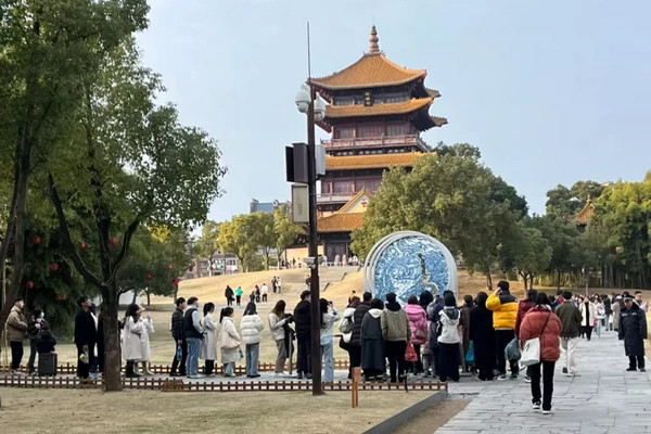 缩略图 | 景德镇，挤满暴富失败的年轻人