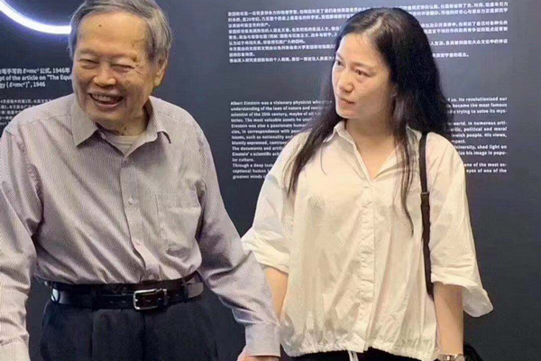 缩略图 | 97岁杨振宁现身精神抖擞，妻子眼袋突出显老