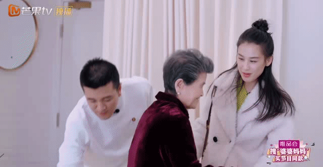 缩略图 | 喝水都要人伺候的豪门阔太黄圣依，却在婆婆面前卑躬屈膝？
