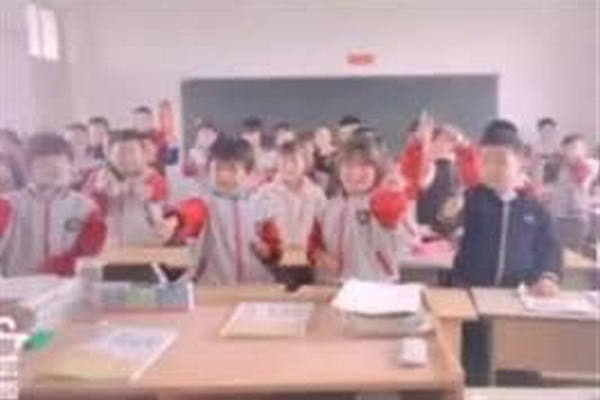 缩略图 | 教师组织小学生为肖战应援被停职：多位家长投诉，校长被约谈