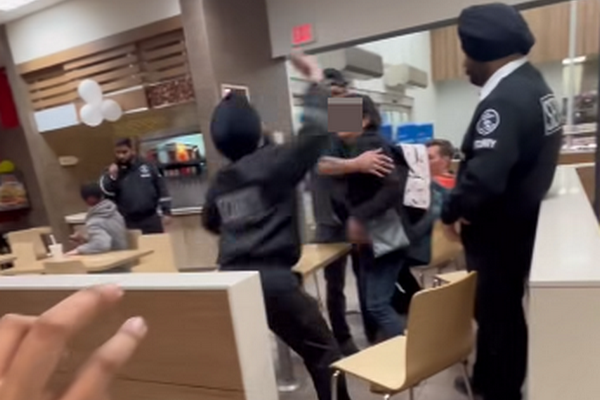 缩略图 | 视频疯传！加拿大沃尔玛麦当劳爆冲突：印度保安当众扇女子巴掌！