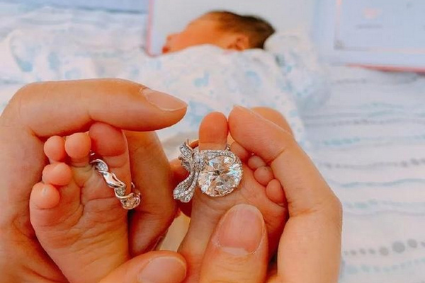 缩略图 | 富豪老公被指藏私生女？女星安以轩马上生儿子破传言