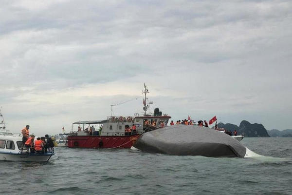 缩略图 | 越南下龙湾游船倾覆事故，已致38人死亡！