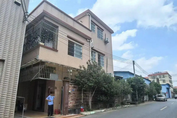 缩略图 | 86岁老人与已故儿子女友再婚，女儿怒砸家门称要守住母亲房产！