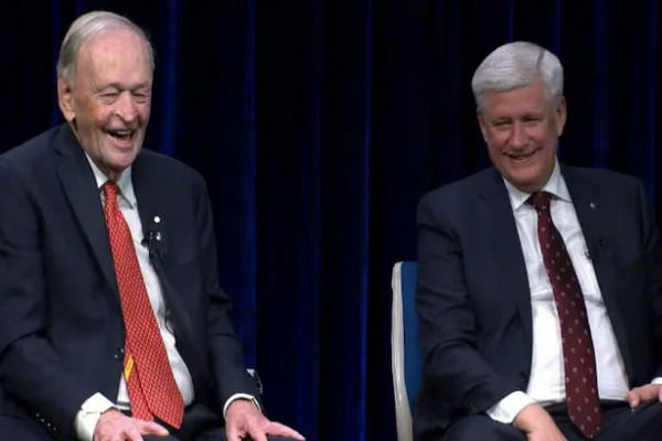 缩略图 | 2位加拿大前总理罕见同台！他语出惊人：这是“美国帝国终结的开端”！