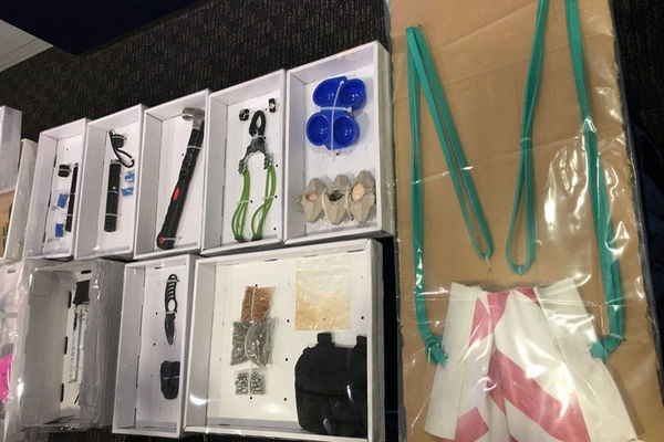 缩略图 | 港警拘15名核心暴力示威者，大量武器装备曝光！