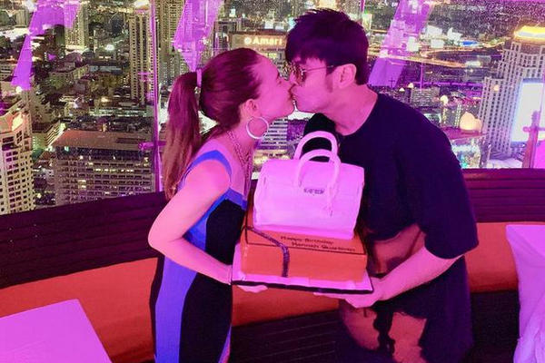 缩略图 | 超幸福！周杰伦晒与昆凌甜蜜亲吻照为爱妻庆生