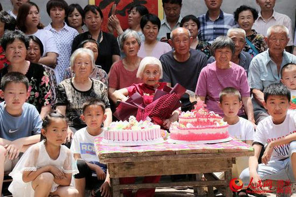 缩略图 | 河北103岁老人：五代168口同堂， 最小玄孙9个月大