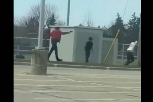 缩略图 | 加拿大一高中发生爆发激烈斗殴：学生当场拔枪，人群尖叫四散！