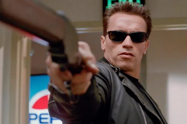 缩略图 | 71岁施瓦辛格遭人背后飞踹 偷袭者当场摔地上