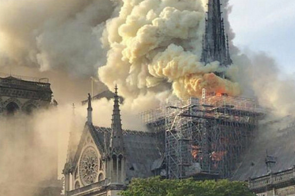 缩略图 | 【突发】法国巴黎圣母院发生大火：损失惨重，塔尖已经完全倒塌！