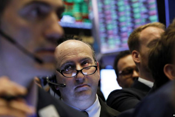 缩略图 | 贸易战正酣，股市动荡 美经济呈衰退迹象