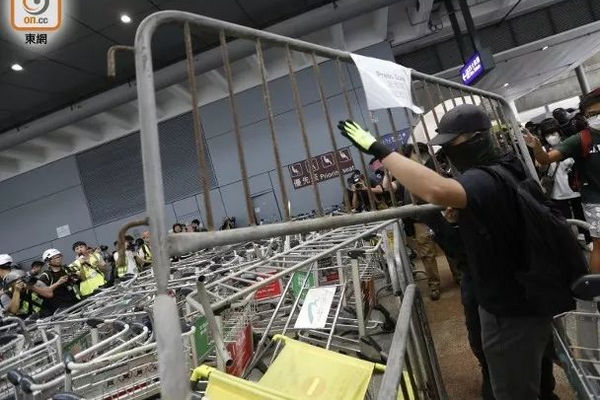 缩略图 | 焚烧国旗，大肆破坏！暴徒又闯香港机场闹事