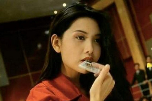 缩略图 | 51岁邱淑贞大方逛街毫无遮掩，路边买平价月饼准备过节