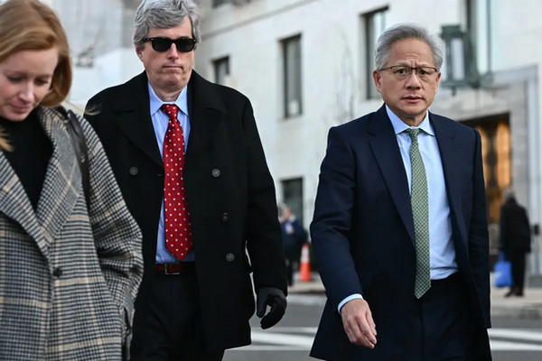 缩略图 | 英伟达获准对华出售H200芯片，需向美国政府缴纳25%分成！