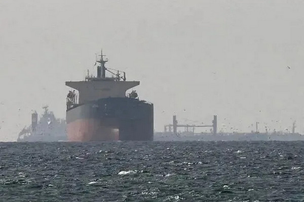 缩略图 | 霍尔木兹海峡封锁6周：超2万海员被困，有人和死去的同事共处一船……