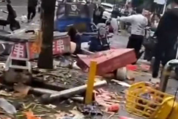 缩略图 | 深圳私家车乱冲人群导致1死4伤，现场一片凌乱！