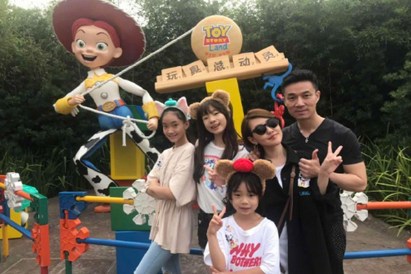 缩略图 | 嫩模风波后小S晒全家合影 老公许雅钧出镜