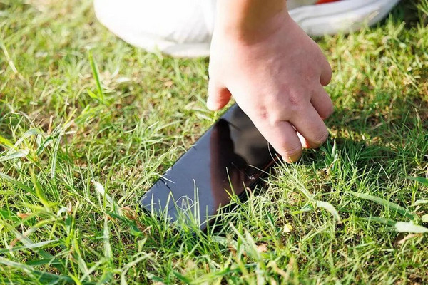 缩略图 | 捡到手机解不开密码丢草丛！法院：赔偿失主6000元！