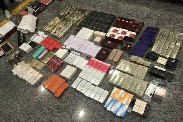 缩略图 | 女子过海关被查 行李箱打开都是大牌 价值超15万