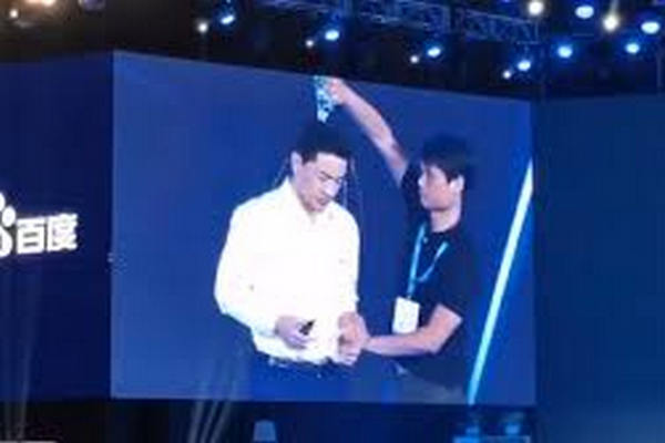 缩略图 | 泼水男子身份曝光，百度深夜谴责！