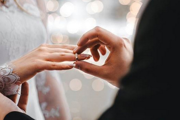 缩略图 | 妹妹搞上姐姐未婚夫还要结婚，美国妈妈竟这样处理！
