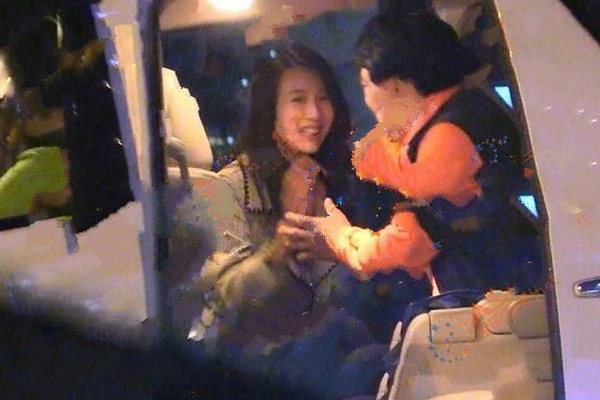 缩略图 | 65岁朱时茂又双叒叕出轨了？三度被拍和美女激吻