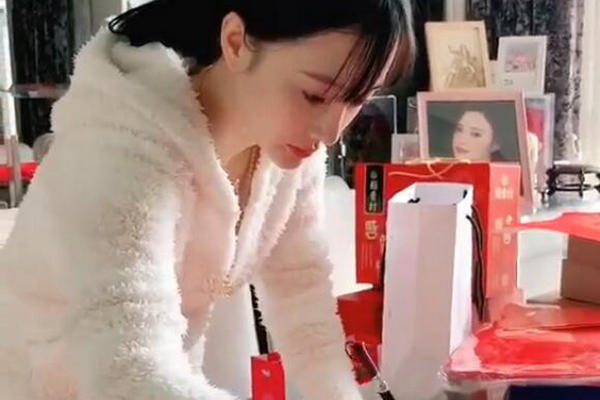缩略图 | 李小璐穿睡衣在家写毛笔字，握笔姿势却被网友嘲笑！