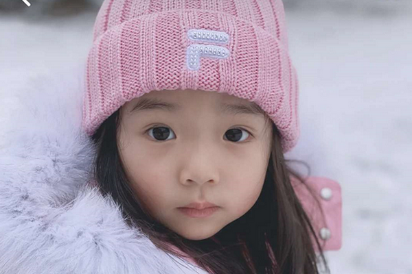 缩略图 | 董璇晒女儿小酒窝玩雪萌照：大眼睛长睫毛神似爸爸
