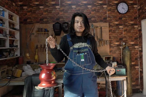 缩略图 | 保定出了个爱迪生：以无用发明 对抗无趣人生