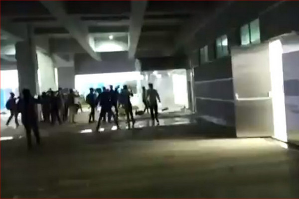 缩略图 | 台企印度苹果工厂遭打砸：2000人参与破坏，现场一片狼藉