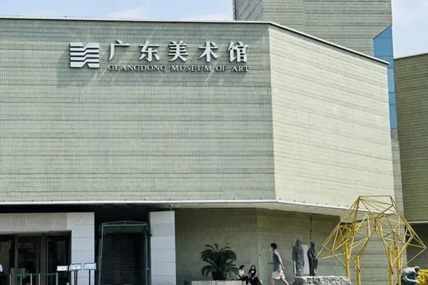 缩略图 | 美术馆通报女教授馆内坠亡，家属曾质疑护栏高度！