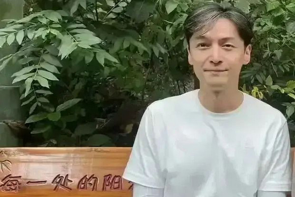 缩略图 | 41岁胡歌断崖式衰老：眼睛一大一小，满头白发，判若两人！