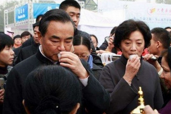 缩略图 | 惊传：中国外交部长王毅妻子惨遭加拿大官方拒发签证